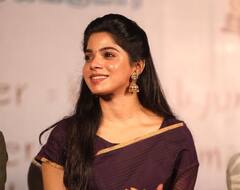 ரெட் சாரியில் ‘பேச்சிலர்’ திவ்யபாரதியின் லேட்டஸ்ட் க்ளிக்ஸ்..!