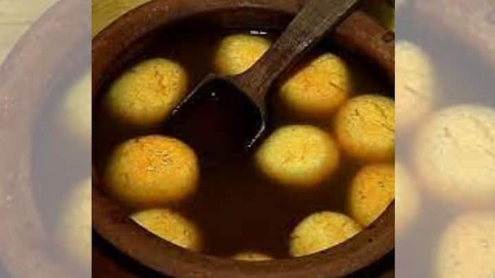 বাঙালির পাতে রসগোল্লা না থাকলে চলে না। এই শীতে গুড়ের রসগোল্লা কিন্তু মাস্ট। গরম গরম হলে তো কথাই নেই।