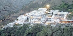Vaishno Devi: আগুন গ্রাসে বৈষ্ণোদেবী মন্দিরের পার্শ্ববর্তী এলাকা, রাতের আঁধারে জ্বলে উঠল জঙ্গল