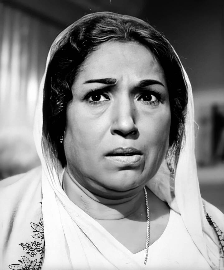 अभिनेत्री ललिता पवार (Lalita Pawar) के नाम बॉलीवुड में सबसे ज्यादा लंबे वक्त तक काम करने का रिकॉर्ड दर्ज है. उन्होंने 12 साल की उम्र में एक्टिंग शुरू की थी, ललिता पवार ने 70 साल तक इंडस्ट्री में काम किया.