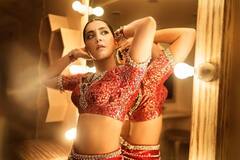 Raashi Khanna: బ్లాక్ శారీలో రాశిఖన్నా హాట్ లుక్.. ఫొటోలు వైరల్.. 