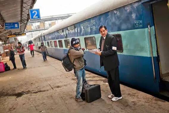 जर एखादा व्यक्ती रेल्वेच्या परिसरात पोस्टर लावतो तर त्याच्याविरोधात कारवाई होऊ शकते. त्याला सहा महिने तुरुंगवास आणि 500 रुपयांचा दंड होऊ शकतो.