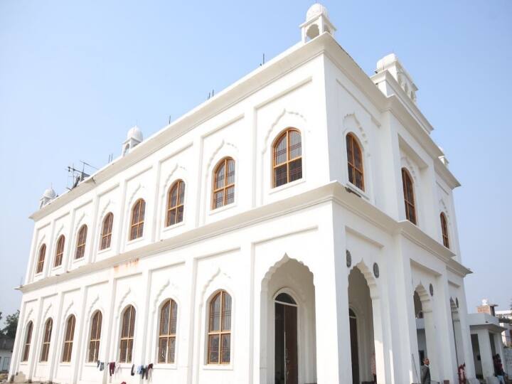 बीजेपी के महानगर अध्यक्ष विद्यासागर राय ने आज बताया कि प्रधानमंत्री अपने इस दौरे पर 2100 करोड़ की 25 परियोजनाओं की सौगात काशी को देंगे. इसमें करखियांव में डेयरी संयंत्र का शिलान्यास, बेनियाबाग में पार्किंग और इंट्रीग्रेटेड सर्विलांस सिस्टम सहित अन्य कार्यों का लोकार्पण शामिल है.