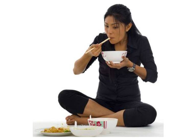 Tips Kesehatan, Makan Makanan Sambil Duduk Di Lantai Memberikan Manfaat Kesehatan Dan Manfaat Makan Makanan Duduk Di Lantai