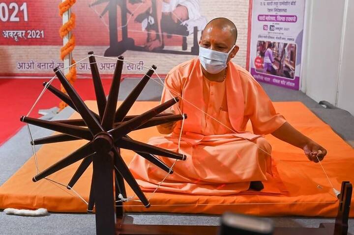 उत्तर प्रदेश के मुख्यमंत्री और बीजेपी के फायरब्रांड नेता योगी आदित्यनाथ मूल रूप से उत्तराखंड के रहने वाले हैं. राजपूत परिवार के योगी आदित्यनाथ के कुल सात भाई-बहन हैं. राजनीति में योगी आदित्यनाथ के सिवा उनके परिवार को कोई भी दूसरा सदस्य नहीं है.