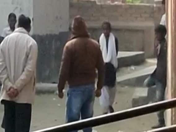 Bihar News: छात्रों के सामने ये काम कर फंस गए 'मास्टर जी', BDO ने कहा- जांच के बाद होगी कड़ी कार्रवाई Bihar News: छात्रों के सामने ये काम कर फंस गए 'मास्टर जी', BDO ने कहा- जांच के बाद होगी कड़ी कार्रवाई