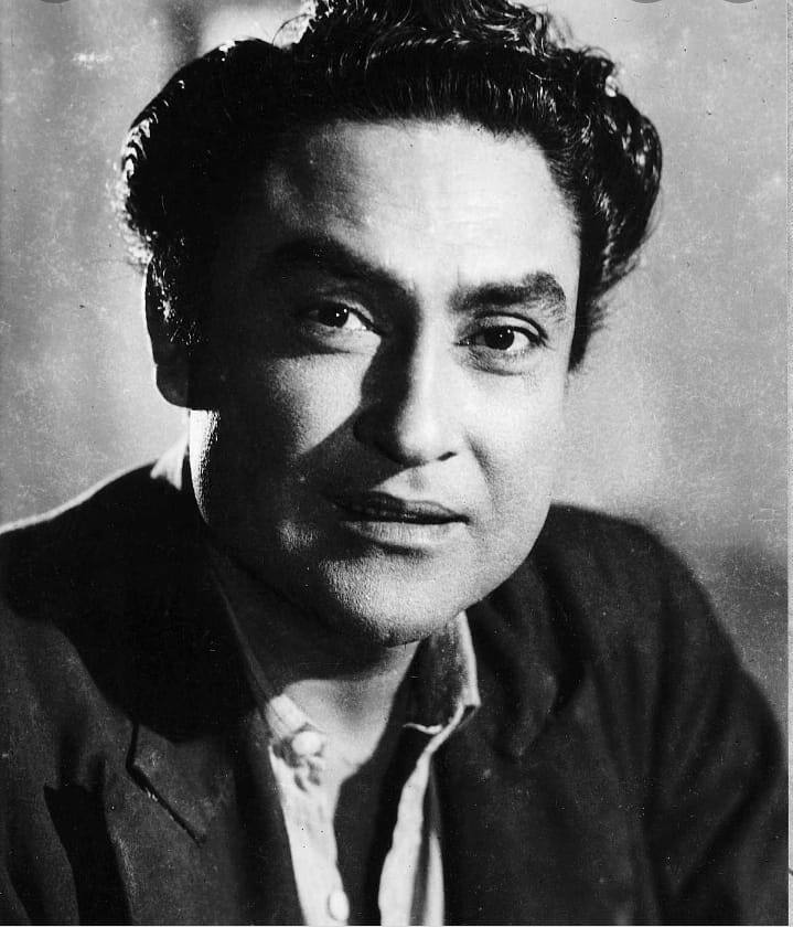 अशोक कुमार (Ashok Kumar) के नाम हिन्दी सिनेमा में सबसे ज्यादा लंबे समय तक काम करने वाले अभिनेता का रिकॉर्ड दर्ज है. अशोक कुमार ने 63 साल तक काम किया.