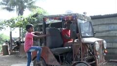 Sangli Mini Gypsy : तीन मुलींच्या शिक्षणासाठी अपंग बापानं बनवली मिनी जिप्सी