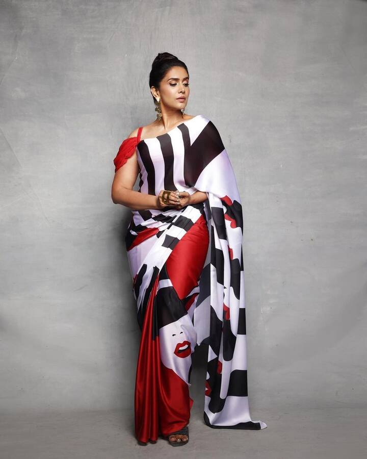 यावेळी सोनाली कपिलला म्हणते, 'तु फक्त हिंदी इंग्रजीमध्ये बोलणार का? मराठीमध्ये पण बोलं' सोनालीचं हे बोलणं ऐकल्यानंतर कपिल एक-दोन वाक्य मराठी भाषेत बोलला. (photo:sonalikul/ig)