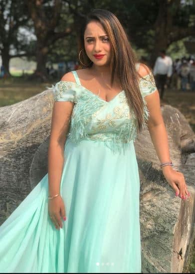 रानी चटर्जी के एक्टिंग करियर का जिक्र करें तो वो ना सिर्फ अपने ग्लैमरस स्टाइल के लिए फैन्स की पसंदीदा हैं बल्कि वो फिटनेस फ्रीक भी हैं. साथ ही वो अपने फैन्स को फिट रहने के लिए इन्सपायर भी करती हैं.