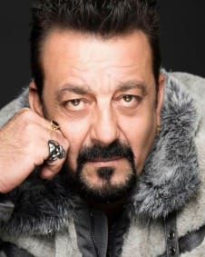 संजय दत्त ने पहली शादी रिचा शर्मा से की थी. 1998 में संजय ने रिया पिल्लई नाम की मॉडल संग शादी की इसके बाद उन्होनें मान्यता दत्त से शादी की.