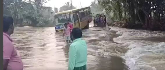చిత్తూరు జిల్లా నక్కలవాగులో చిక్కుకున్న ఓ ప్రైవేట్ కాలేజ్ బస్సు