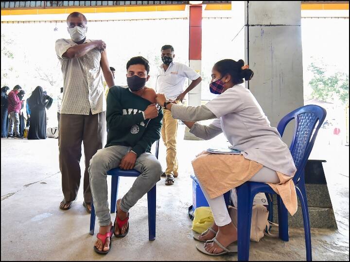 Omicron Cases Rapidly Increasing in india Delhi Guidelines and PM Narendra Modi Meetin Tomorrow on Coronavirus Omicron In India: देश पर मंडरा रहा ओमिक्रोन का खतरा, दिल्ली में जश्न पर बैन-PM आज करेंगे बैठक, जानें कहां तक पहुंचा नए वेरिएंट का आंकड़ा