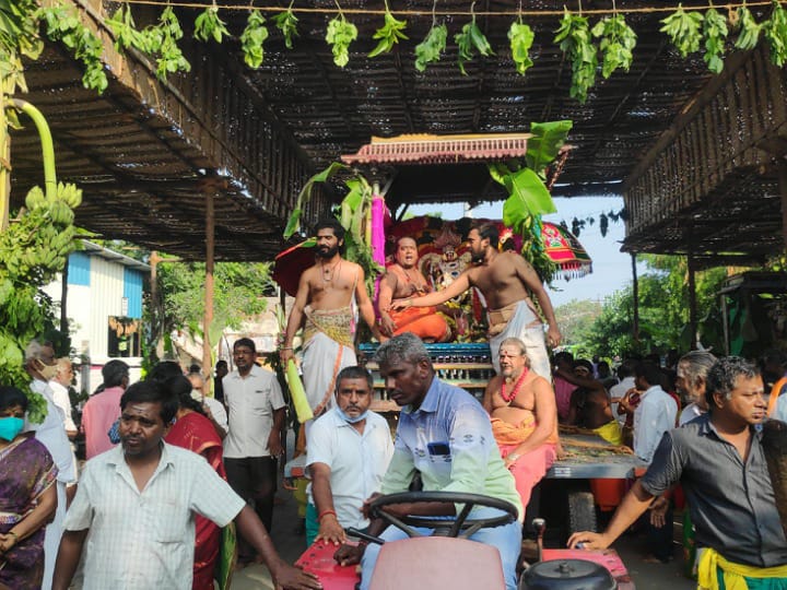 வாழை மட்டையால் முதுகில் அடிவாங்கிய பக்தர்கள் - கரூரில் நடந்த வினோத திருவிழா