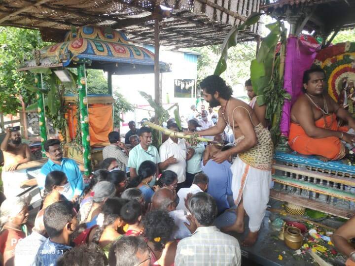 Devotees on their backs with banana bats - a bizarre festival in Karur வாழை மட்டையால் முதுகில் அடிவாங்கிய பக்தர்கள் - கரூரில் நடந்த வினோத திருவிழா
