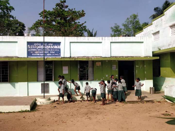 Panchayat Union Primary School building at Sundaraperumalkoil in critical condition இடிந்து விழும் நிலையில் ஊராட்சி ஒன்றிய தொடக்கப்பள்ளி கட்டடம் - நடவடிக்கை எடுக்குமா தஞ்சை மாவட்ட நிர்வாகம்