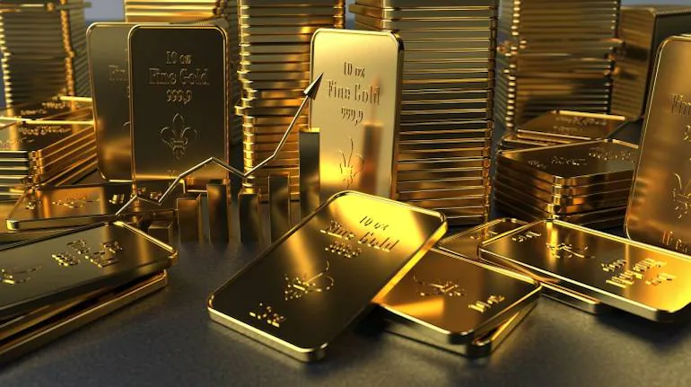 gold price log biggest fall in 6 years सोने खरेदी करणाऱ्यांसाठी खुशखबर, 10 ग्रॅम सोने खरेदीसाठी द्यावे लागणार एवढे पैसे