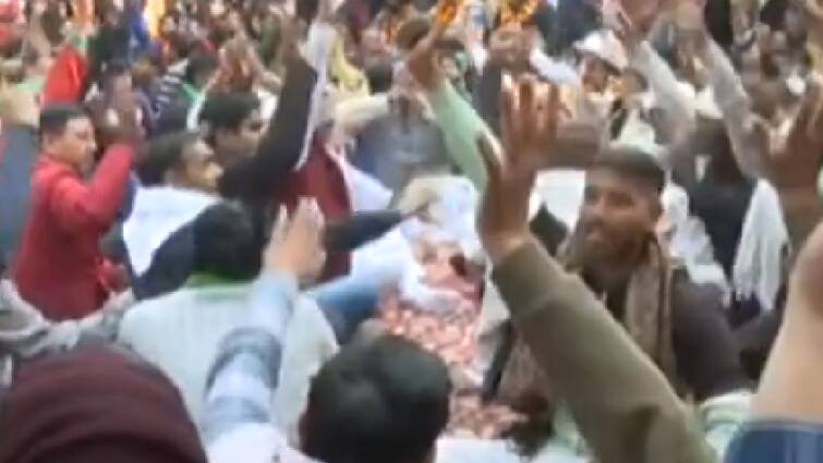 Petani memprotes Otoritas Noida, petani melakukan mogok makan selama 3 hari