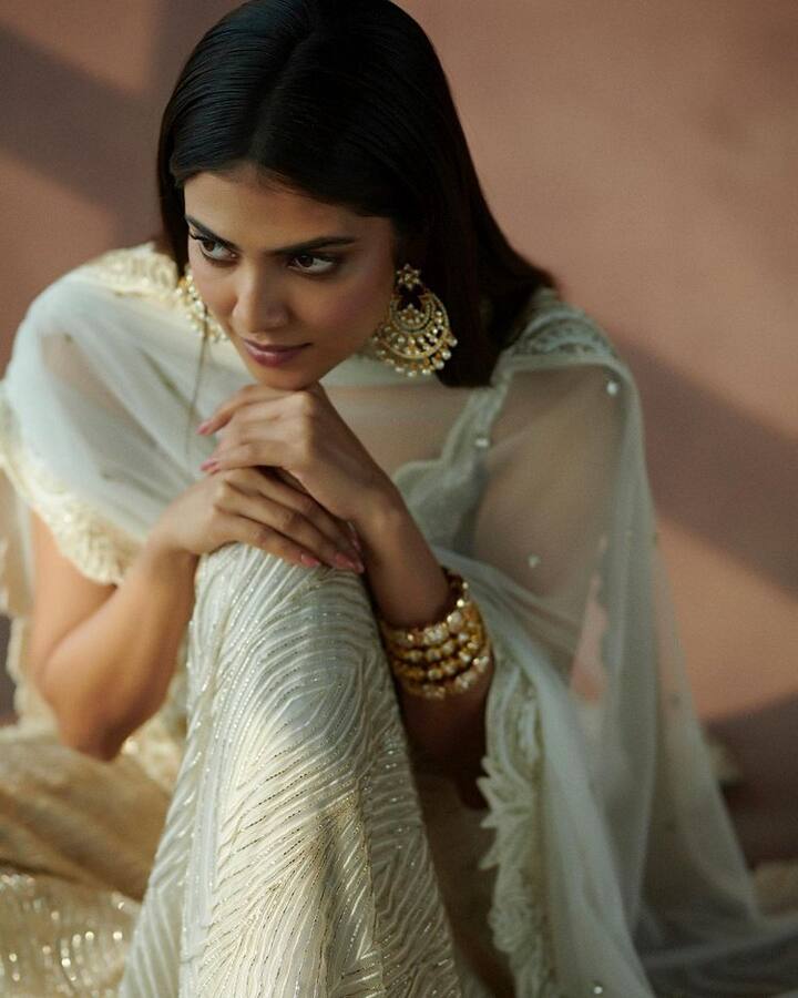 నటిగా ఎంత బిజీగా ఉన్నా.. సోషల్ మీడియాలో చాలా యాక్టివ్ గా ఉంటుంది ఈ బ్యూటీ. (Photo Courtesy:Instagram)