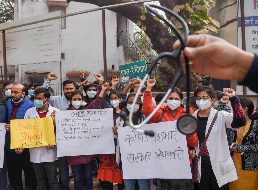 Doctor's Strike: Resident doctors continue strike in Delhi, patients suffer Doctor's Strike: ओमिक्रोन के खतरे के बीच दिल्ली में डॉक्टरों की हड़ताल का छठा दिन, एमपी में जूनियर डॉक्टर भी मोर्चेबंदी में जुटे