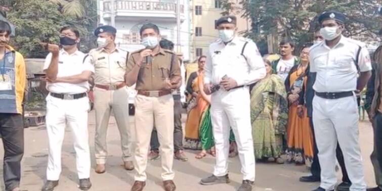 Rajarhat Police holds special roadshow to make people aware of speed and road accident Safe Drive Save Life: দুর্ঘটনামুক্ত হোক শহর, পথনাটিকায় 'সেফ ড্রাইভ সেভ লাইফ'-এর বার্তা পুলিশের