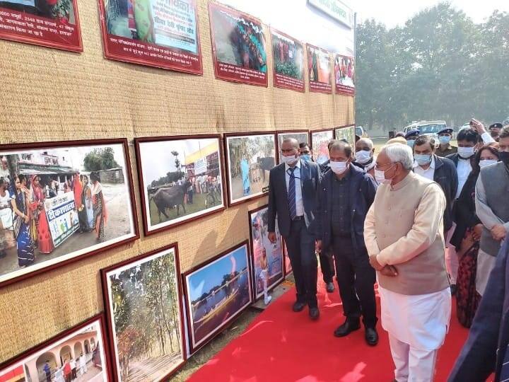 कार्यक्रम के दौरान जीविका दीदीयों ने स्वागत गान गाया और कला जत्था के कलाकारों ने नशा मुक्ति से संबंधित जागरूकता गीत को प्रस्तुत किया. वहीं, मुख्यमंत्री सतत जीविकोपार्जन योजना के तहत 4.5 करोड़ की राशि मुख्यमंत्री ने जीविका की दीदीयों को डमी चेक प्रदान कर किया.