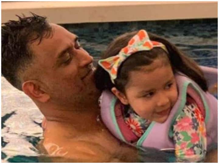 MS Dhoni Daughter Ziva Dhoni posing like a model on pool side in monokini MS Dhoni Daughter Pics: पूल किनारे महेन्द्र सिंह धोनी की बेटी Ziva ने मोनोकिनी में दिए ऐसे ऐसे पोज, फैंस बोले- बचपन से ही मॉडल है