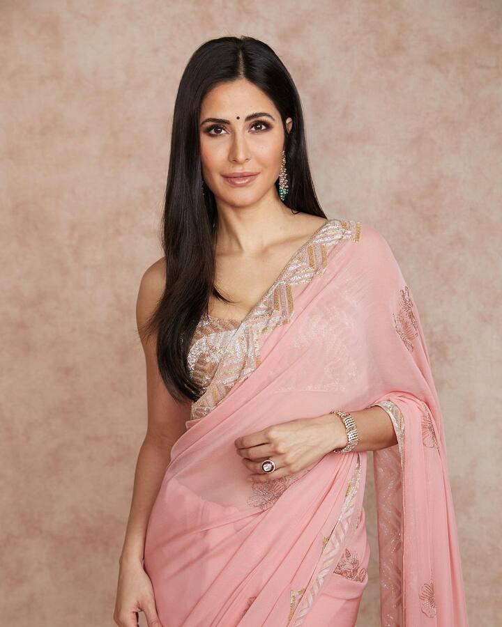 अभिनेता शाहरुख खान की तरह ही एक्ट्रेस कैटरीना कैफ (Katrina Kaif) भी बॉलीवुड की सबसे ज्यादा कमाई का रिकॉर्ड दर्ज कर चुकी हैं. साल 2013 में कैटरीना कैफ ने 63.75 करोड़ रुपये की कमाई की. ऐसा करने वाली वो अकेली बॉलीवुड की एक्ट्रेस बनी थीं.