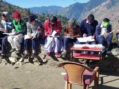 Uttarakhand: खुले आसमान के नीचे ठंड से कांपते हुए पढ़ाई करने को मजबूर बच्चे, सरकारी वादों को आईना दिखा रहा ये स्कूल