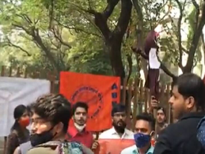 आंदोलन करणारे एबीव्हीपीचे कार्यकर्ते आणि पोलिसांमध्ये झटापट, राज्य सरकारविरोधी घोषणाबाजी ABVP agitation in mumbai against change in university law आंदोलन करणारे एबीव्हीपीचे कार्यकर्ते आणि पोलिसांमध्ये झटापट, राज्य सरकारविरोधी घोषणाबाजी