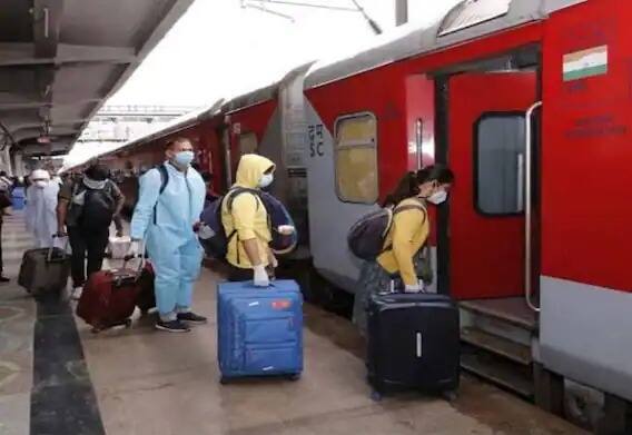 जर कोणी रेल्वेच्या छतावरून प्रवास करत असेल तर त्याला कलम 156 नुसार तीन महिन्यांचा तुरुंगवास आणि 500 रुपयांचा दंड लागू शकतो.