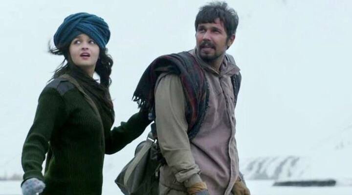 आलिया भट्ट ने रणदीप हुड्डा के साथ फिल्म हाईवे में काम किया था. फिल्म के डायरेक्टर थे इम्तियाज अली. आलिया और रणदीप की जोड़ी भी दर्शकों को काफी अटपटी लगी थी. लेकिन ये फिल्म भी सुपरहिट रही थी.