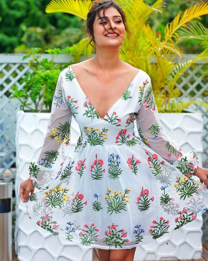 పొట్టి గౌనులో, డీప్ నెక్‌తో  పాయల్ రాజ్‌పుత్ కుర్రకారుకి నిదుర కరువయ్యేలా చేస్తోంది.  - Image credit: Paayal Rajput/ Instagram