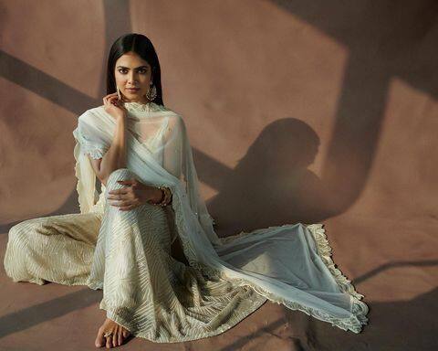 Malavika Mohanan: మాళవిక క్యూట్ పోజులకు యూత్ ఫిదా.. Malavika Mohanan: మాళవిక క్యూట్ పోజులకు యూత్ ఫిదా..