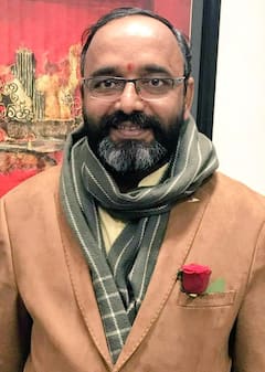 Sonbhadra: जनता के बीच नेता जी का अनोखा अंदाज, रिक्शा चलाकर पहुंचे BJP विधायक भूपेश चौबे