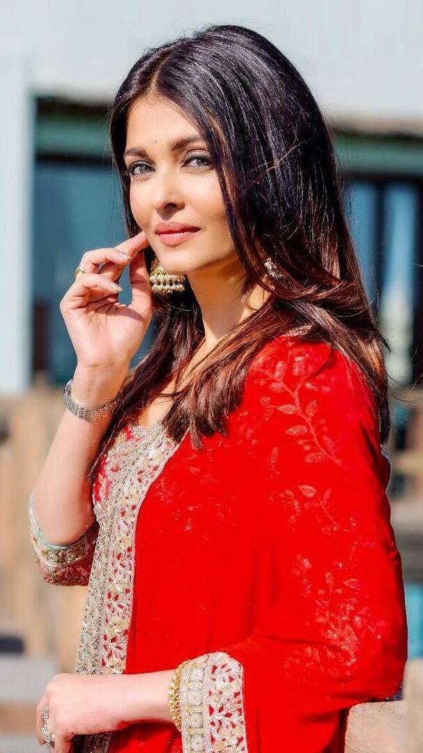 बॉलीवुड एक्ट्रेस ऐश्वर्या राय (Aishwarya Rai Panama Papers) को हाल ही में ईडी के समन का सामना करना पड़ा. ईडी ने करीब 6 घंटे तक पनामा पेपर्स मामले में उनसे पूछताछ की. ऐश्वर्या पर फेमा के तहत विदेशों में संपत्ति जमा करने का आरोप है.