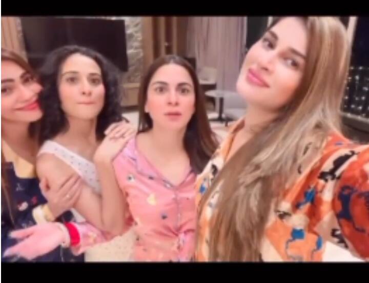 Shraddha Arya Pajama party: 'कुंडली भाग्य' (Kundali Bhagya) फेम एक्ट्रेस श्रद्धा आर्या (Shraddha Arya) की हाल ही में नेवी अफसर राहुल नागल (Rahul Nagal) के साथ शादी हुई हैं. इस बीच एक्ट्रेस ने हाल ही में अपने गर्ल गैंग के साथ पजामा पार्टी की.