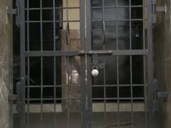 Shahjahanpur News: लाखों रुपये से बने शहर के ज्यादातर शौचालयों में लटक रहे ताले, नगर आयुक्त ने कही ये बात