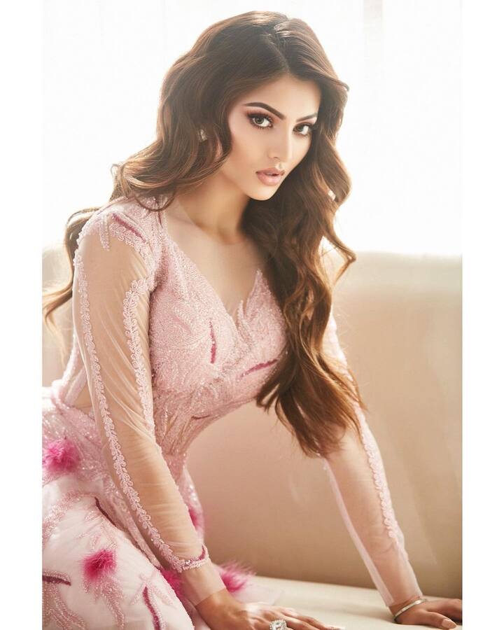 స్వర్గంలో రంభ ఊర్వశి మేనక ఉండడం నిజమైతే... అందులో ఊర్వశి నిజంగా ఈ ఊర్వశంతా అందంగానే ఉండేదేమో. అంతటి సౌందర్యం ఈమె సొంతం. -Image Credit: Urvashi Rautela/Instagram