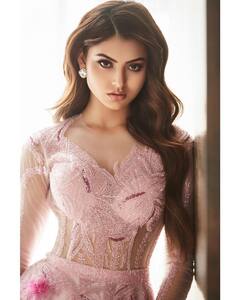 Urvashi Rautela Photos: దేవలోకం నుంచి దిగి వచ్చిన ఊర్వశిలా ఉందీ ఊర్వశి