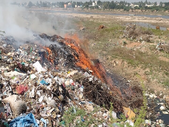 கெடிலம் ஆற்றில் குப்பையை எரிப்பதால் கடும்  புகை மூட்டம் - கடலூர் மாநகராட்சிக்கு எதிராக போராட்டம்