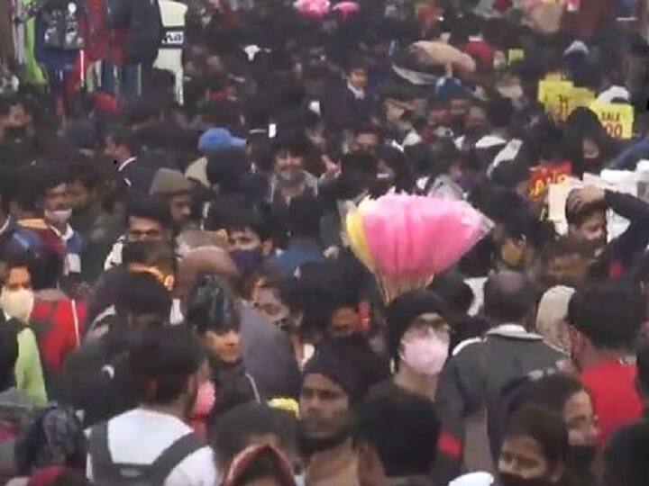 Corona Protocol Violation in delhi Sarojini Nagar Market, video viral Corona Protocol Violation: दिल्ली के Sarojini Nagar Market में कोरोना नियमों की धज्जियां उड़ाकर खरीददारी कर रहे हैं लोग, भीड़ देखकर डर जाएंगे आप!