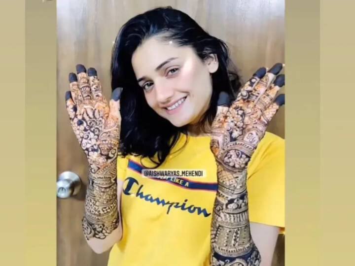 हृताचा लवकरच साखरपुडा होणार आहे, तिच्या मेहेंदीचे फोटो सध्या व्हायरल होतायत. ( photo: hruta12/ig)