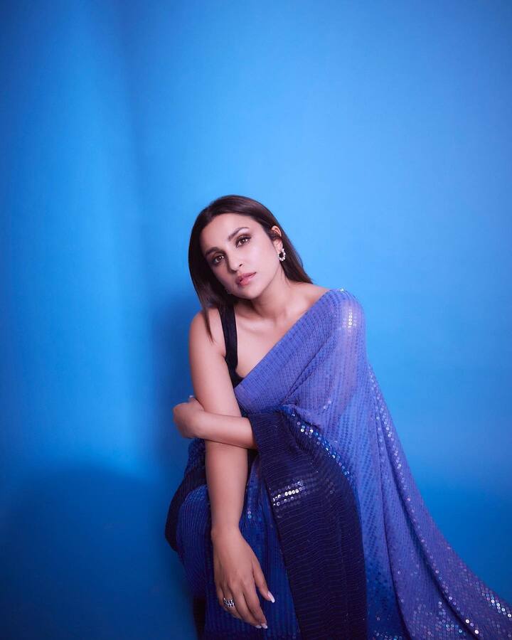 परिणीति चोपड़ा (Parineeti Chopra) ने हाल ही में जो फोटो शेयर की है उसमें ब्लू सीक्वेंस साड़ी पहने हुए नजर आ रही हैंं.
