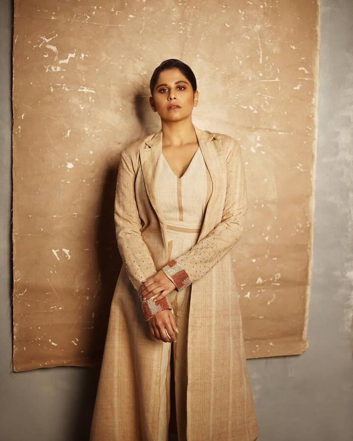 सईच्या बोल्ड आणि बिंधास्त लूकची कायमच सोशल मीडियावर चर्चा रंगत असते. (Photo:@saietamhankar/IG)