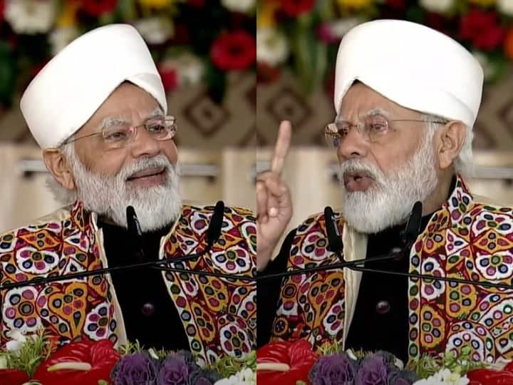 UP Election 2022: यूपी में होने वाले विधानसभा चुनाव से पहले पीएम नरेंद्र मोदी लगातार रैलियां कर रहे हैं. इसी कड़ी में वो आज बनारस पहुंचे. जहां पहुंचकर उन्होंने 2100 करोड़ की 5 परियोजनाओं का शिलान्यास किया. साथ ही करखियांव में 870 करोड़ रुपये की लागत से तैयार हुए 22 प्रोजेक्टों का लोकार्पण किया. वहीं उन्होंने विपक्षी पार्टियों पर भी जमकर निशाना साधा और साथ ही पशुधन पर बात करते हुए कहा कि हमारे लिए गाय माता है. चलिए आपको बताते हैं कि अपने इस भाषण में पीएम मोदी ने क्या खास बातें कहीं-