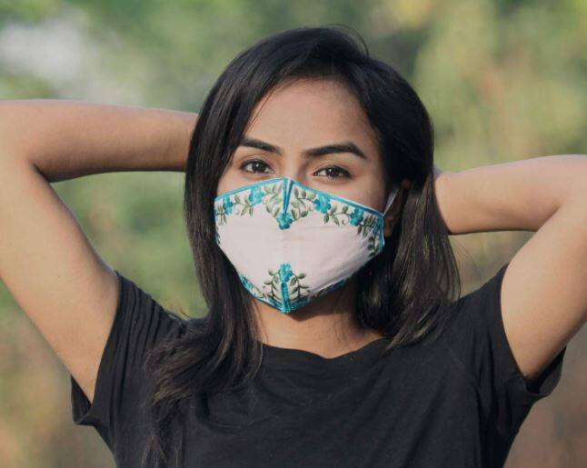 Corona  Mask Guideline Omicron Surge: know why n95 mask to protect you then cloth mask Coronavirus Mask: કપડાનું માસ્ક પહેરો છો તો માત્ર 15 મિનિટમાં જ Omicron થી થઈ શકો છો સંક્રમિત, જાણો શું છે CDC ની સલાહ