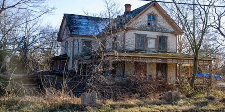 গোয়ায় ঘোরার জায়গা প্রচুর। বিচ থেকে জঙ্গল, পর্যটকদের জন্য গোয়া হল স্বর্গ। কিন্তু সেখানেই এমন এক বাড়ি রয়েছে যা পর্যটকদেরও ভয় ধরিয়ে দেয়। দক্ষিণ গোয়ার সান্তেমোল-এ অবস্থিত, ডি'মেলো হাউস গোয়ার সবচেয়ে কুখ্যাত ভুতুড়ে বাড়িগুলির মধ্যে একটি। এই ভুতুড়ে বাড়ির সঙ্গে এর অতীত জড়িয়ে আছে।