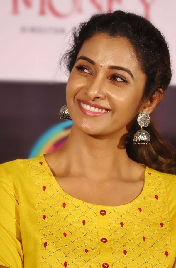 பூக்கள் பொதுக்குழு கூட்டும் நீ தலைமை தாங்க கேட்கும்