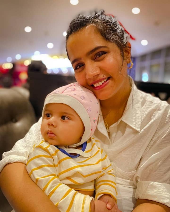 नुकतेच तिने कुटूंबासोबत काही फोटो शेअर केलेत ज्यात तिने स्वतःला जर्सी गे म्हणलं आहे.  (photo:urmilanimbalkar/ig)